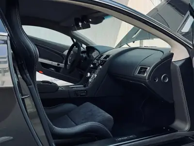 Aston Martin V8 Vantage N420 — Sportivité britannique en édition limitée, 13 500 km — Miniature 9
