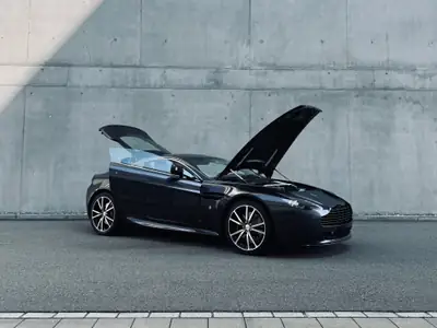 Aston Martin V8 Vantage N420 — Sportivité britannique en édition limitée, 13 500 km — Miniature 8