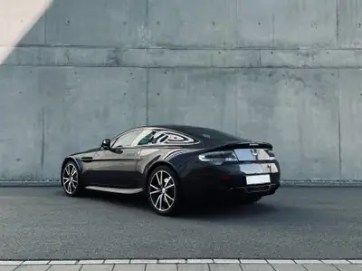 Aston Martin V8 Vantage N420 — Sportivité britannique en édition limitée, 13 500 km — Miniature 11