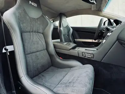 Aston Martin V8 Vantage N420 — Sportivité britannique en édition limitée, 13 500 km — Miniature 10