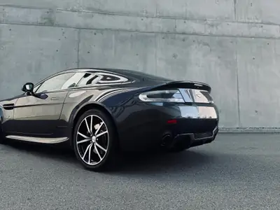 Aston Martin V8 Vantage N420 — Sportivité britannique en édition limitée, 13 500 km — Miniature 13
