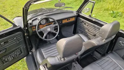 VW Käfer Cabriolet 1303 LS 1600 — L'icône décapotable des années 70, histoire automobile garantie — vista posteriore