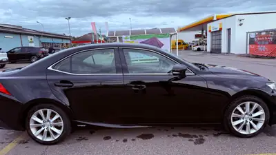 Lexus IS 300h Automatic — Berline hybride élégante, 160000 km, consommation exemplaire — side view