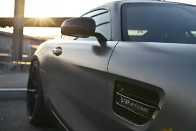 Mercedes-AMG GT Speedshift DCT — Coupé sportif 462 ch, service AMG certifié — vista posteriore