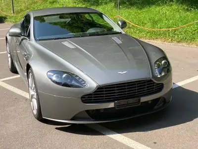 Aston Martin V8 Vantage 4.7 Sportshift II — Coupé sport britannique, 55'000 km seulement — Außenansicht