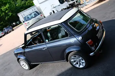 MINI Cooper 1.3i — Classique urbain des années 2000, toit ouvrant électrique — cruscotto