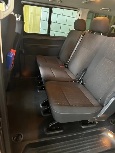VW T6 Caravelle 4Motion DSG — Monospace 8 places premium, diesel puissant et tout-terrain — vista posteriore