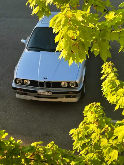 BMW 320i Edition Executive 1991 — Classique authentique, 6-cylindres, état exceptionnel — fianco