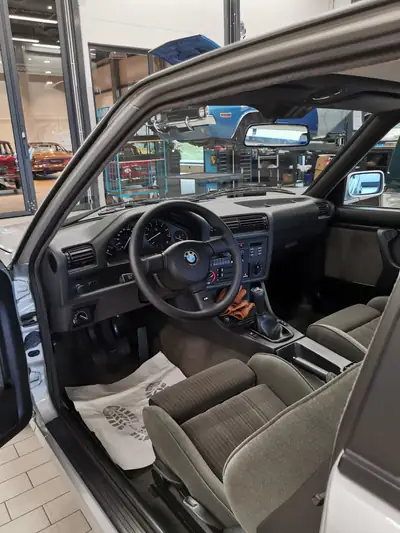 BMW 320i Edition Executive 1991 — Classique authentique, 6-cylindres, état exceptionnel — Miniatura 17