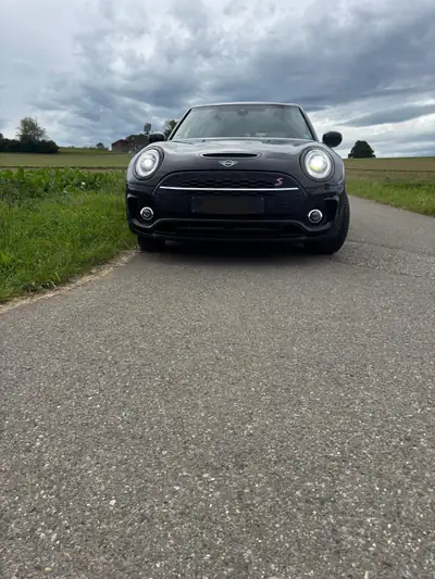 MINI Clubman Cooper S ALL4 — Compacte polyvalente avec transmission intégrale et équipements premium — fianco