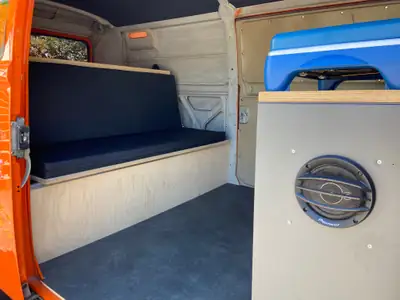 VW T2 1973 Camper — Légende de la route, très bas kilométrage — intérieur