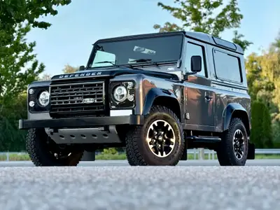 Land Rover Defender 90 Adventure Edition 67YRS — Icône collector en état neuf, diesel robuste — vue extérieure