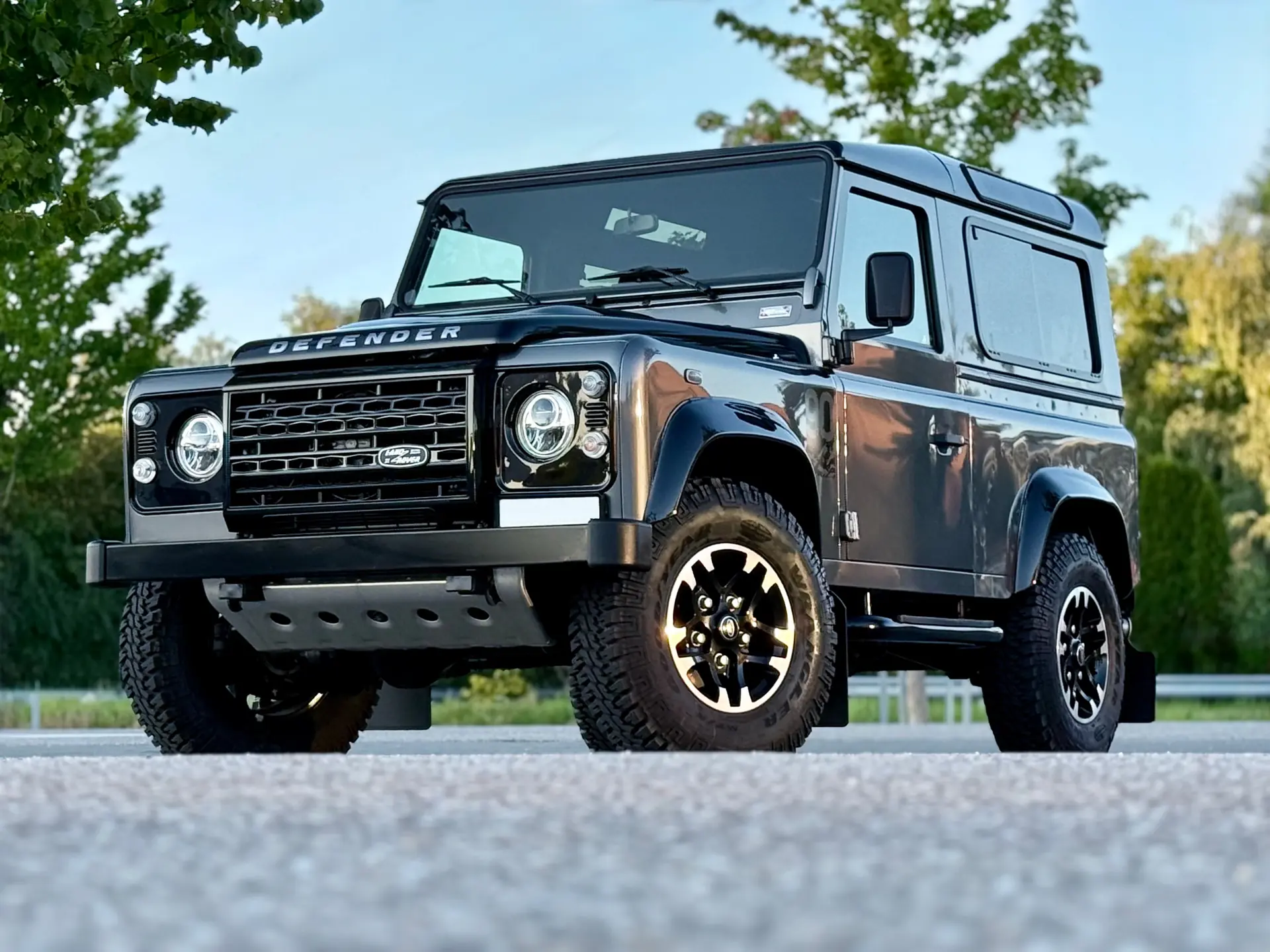 Land Rover Defender 90 Adventure Edition 67YRS — Icône collector en état neuf, diesel robuste — vue extérieure