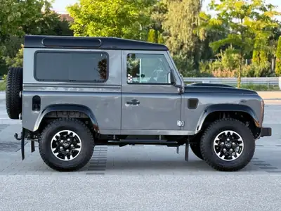Land Rover Defender 90 Adventure Edition 67YRS — Icône collector en état neuf, diesel robuste — arrière