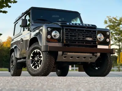Land Rover Defender 90 Adventure Edition 67YRS — Icône collector en état neuf, diesel robuste — côté
