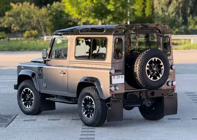 Land Rover Defender 90 Adventure Edition 67YRS — Icône collector en état neuf, diesel robuste — détail