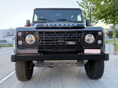 Land Rover Defender 90 Adventure Edition 67YRS — Icône collector en état neuf, diesel robuste — Miniature 9