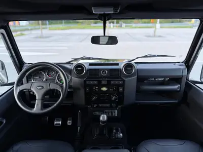 Land Rover Defender 90 Adventure Edition 67YRS — Icône collector en état neuf, diesel robuste — Miniature 11