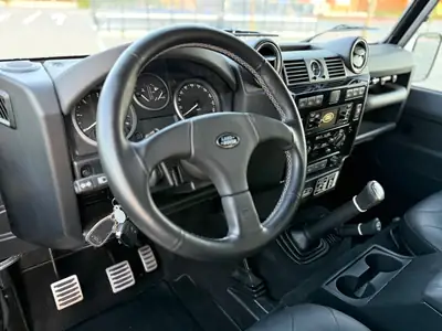 Land Rover Defender 90 Adventure Edition 67YRS — Icône collector en état neuf, diesel robuste — Miniature 12