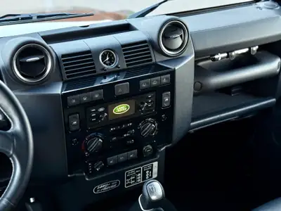 Land Rover Defender 90 Adventure Edition 67YRS — Icône collector en état neuf, diesel robuste — Miniature 13