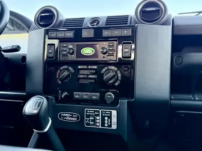 Land Rover Defender 90 Adventure Edition 67YRS — Icône collector en état neuf, diesel robuste — Miniature 14