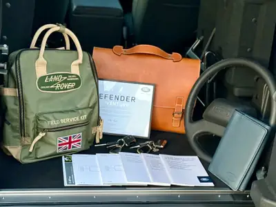 Land Rover Defender 90 Adventure Edition 67YRS — Icône collector en état neuf, diesel robuste — Miniature 22