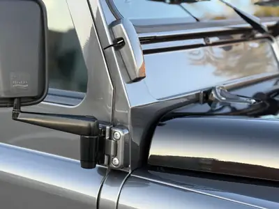 Land Rover Defender 90 Adventure Edition 67YRS — Icône collector en état neuf, diesel robuste — Miniature 24