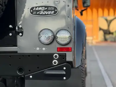 Land Rover Defender 90 Adventure Edition 67YRS — Icône collector en état neuf, diesel robuste — Miniature 30