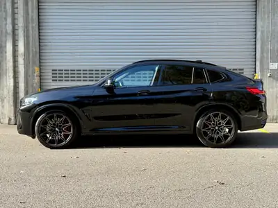 BMW X4M xDrive M Competition — 510 ch, design noir intégral, full équipement premium — fianco