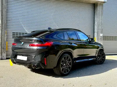 BMW X4M xDrive M Competition — 510 ch, design noir intégral, full équipement premium — vista posteriore