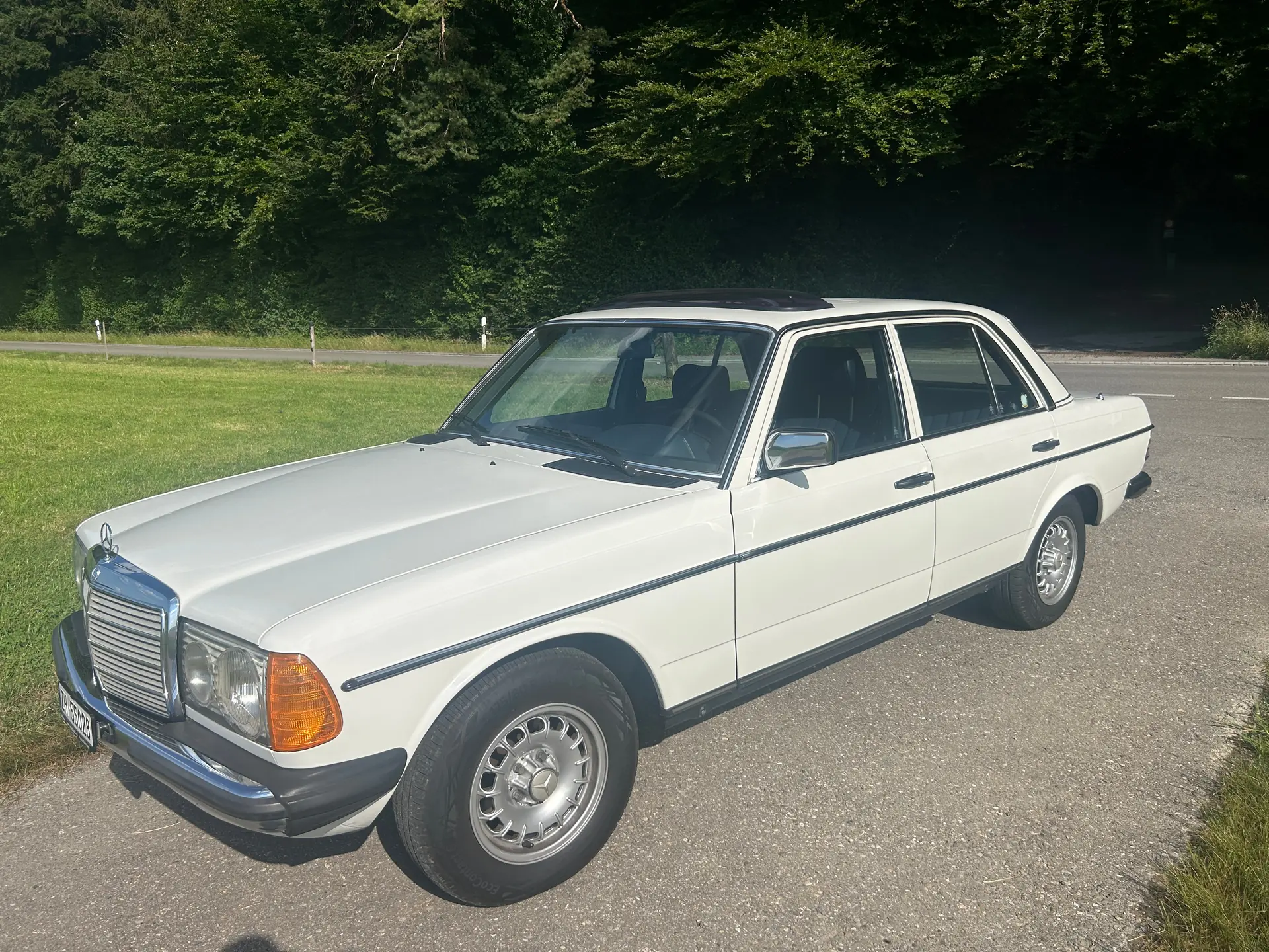 Mercedes-Benz 200 WDB 123 — Berline classique 1980, historique sans accident — vista esterna