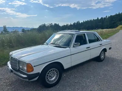 Mercedes-Benz 200 WDB 123 — Berline classique 1980, historique sans accident — vista posteriore