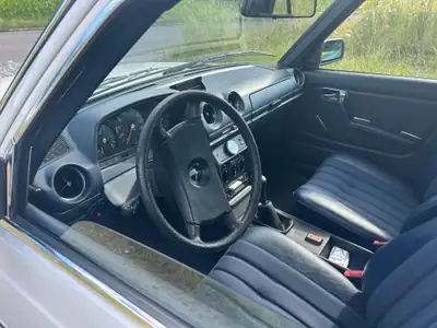 Mercedes-Benz 200 WDB 123 — Berline classique 1980, historique sans accident — fianco
