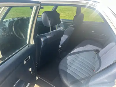 Mercedes-Benz 200 WDB 123 — Berline classique 1980, historique sans accident — cruscotto