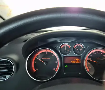Peugeot 308 1.6 HDi FAP 90 — Berline fiable, faible kilométrage, moteur diesel économe — interni