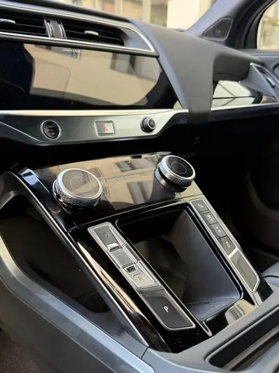 Jaguar I-PACE EV400 S AWD — Électrique haute performance, 16'500 km seulement — Miniature 11
