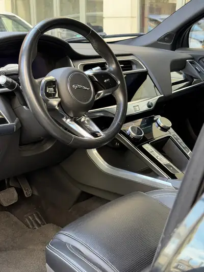 Jaguar I-PACE EV400 S AWD — Électrique haute performance, 16'500 km seulement — Miniature 10