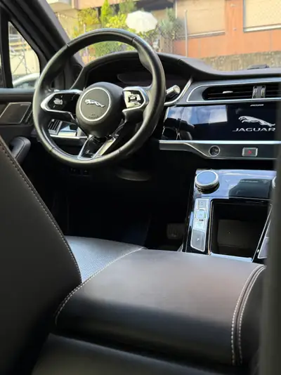 Jaguar I-PACE EV400 S AWD — Électrique haute performance, 16'500 km seulement — Miniature 14