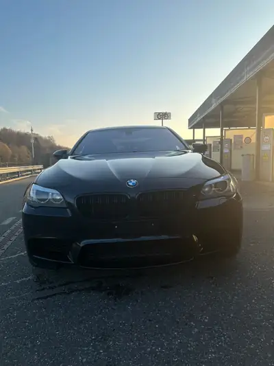 BMW M5 Drivelogic — Berline sportive 560 ch, élégance noir intégral — détail