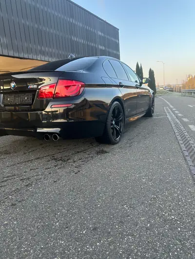 BMW M5 Drivelogic — Berline sportive 560 ch, élégance noir intégral — intérieur