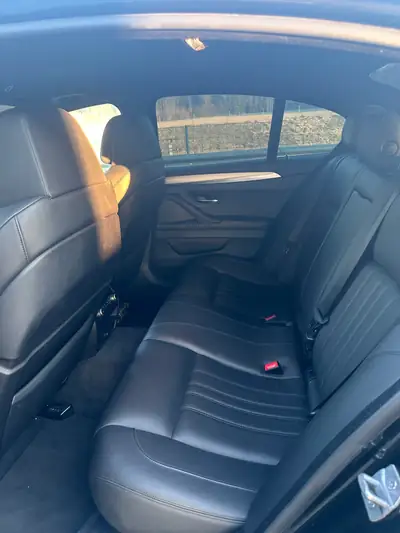 BMW M5 Drivelogic — Berline sportive 560 ch, élégance noir intégral — Miniature 8