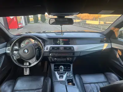 BMW M5 Drivelogic — Berline sportive 560 ch, élégance noir intégral — Miniature 9