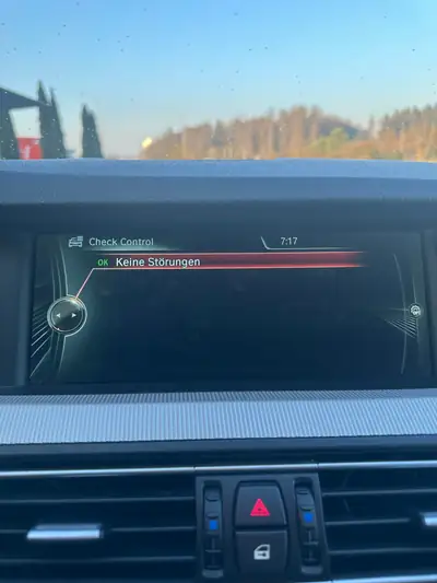 BMW M5 Drivelogic — Berline sportive 560 ch, élégance noir intégral — Miniature 11