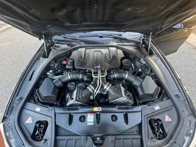 BMW M5 Drivelogic — Berline sportive 560 ch, élégance noir intégral — Miniature 13