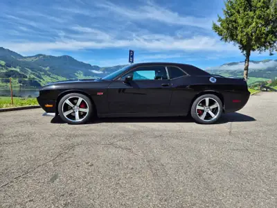 Dodge Challenger SRT 392 — Muscle car légendaire, 483 ch et boîte manuelle — fianco