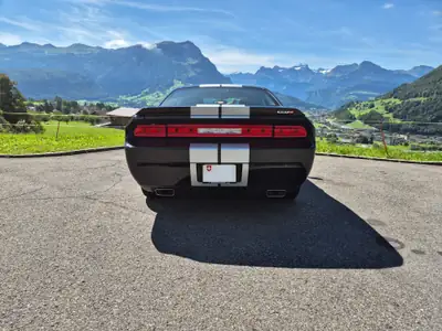 Dodge Challenger SRT 392 — Muscle car légendaire, 483 ch et boîte manuelle — vista posteriore