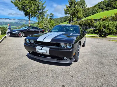 Dodge Challenger SRT 392 — Muscle car légendaire, 483 ch et boîte manuelle — vista esterna