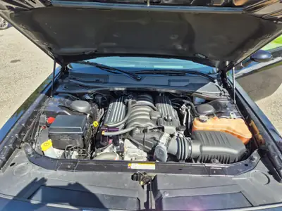 Dodge Challenger SRT 392 — Muscle car légendaire, 483 ch et boîte manuelle — dettaglio