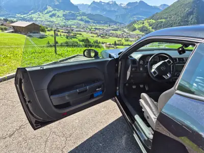 Dodge Challenger SRT 392 — Muscle car légendaire, 483 ch et boîte manuelle — interni