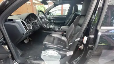 Porsche Cayenne S Diesel — SUV premium 382 ch, transmission intégrale, entretien complet — interior
